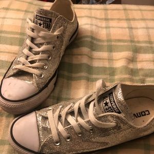 Converse low top shoes. Silver sequence.